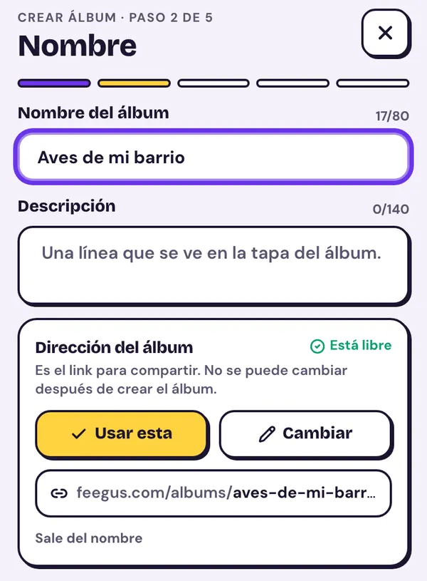 Paso «Nombre» de Crear álbum en el celular: el nombre del álbum, la descripción y la dirección sugerida con los botones Usar esta y Cambiar.